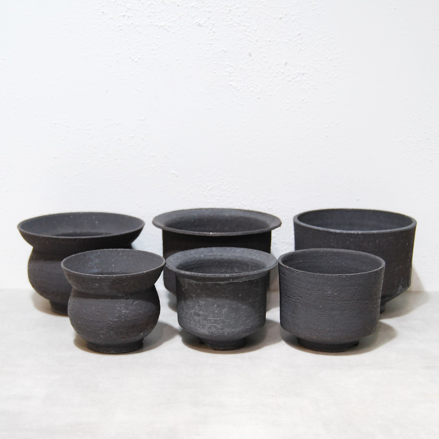 黒鉄釉 中深エン付鉢 S かみ山陶器 – linkplants -リンクプランツ-