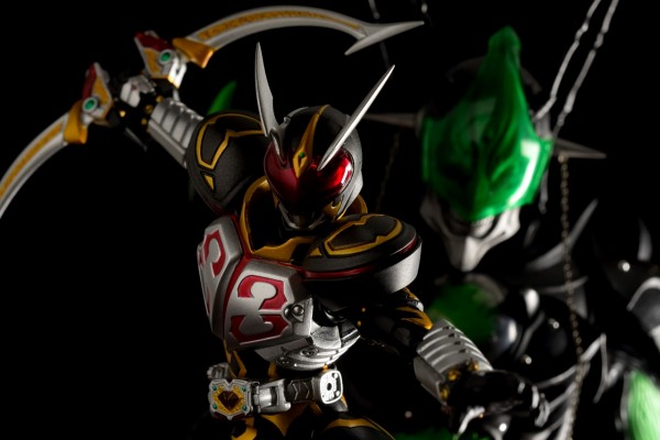 バンダイ S.H.フィギュアーツ 仮面ライダーカリス レビュー : きんけつ