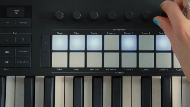 Novation Launchkey Mini 37 [MK4] — Portable 37 Mini-Key, USB, MIDI
