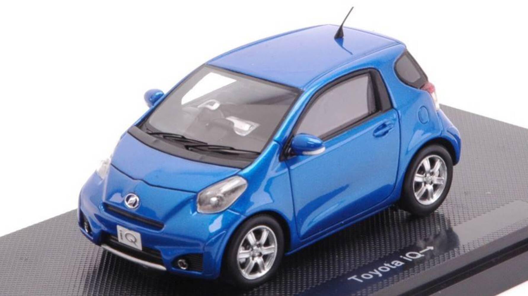 Amazon.co.jp: Ebro 1/43 Toyota IQ Blue Finished Product : Hobbies