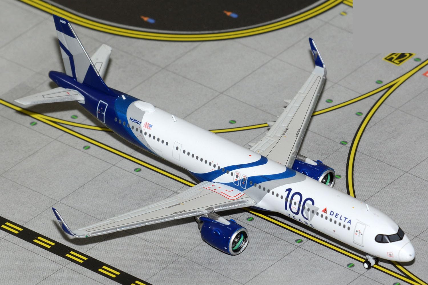 Amazon.com: GeminiJets GJDAL2334 1:400 Delta Airbus A321neo 100