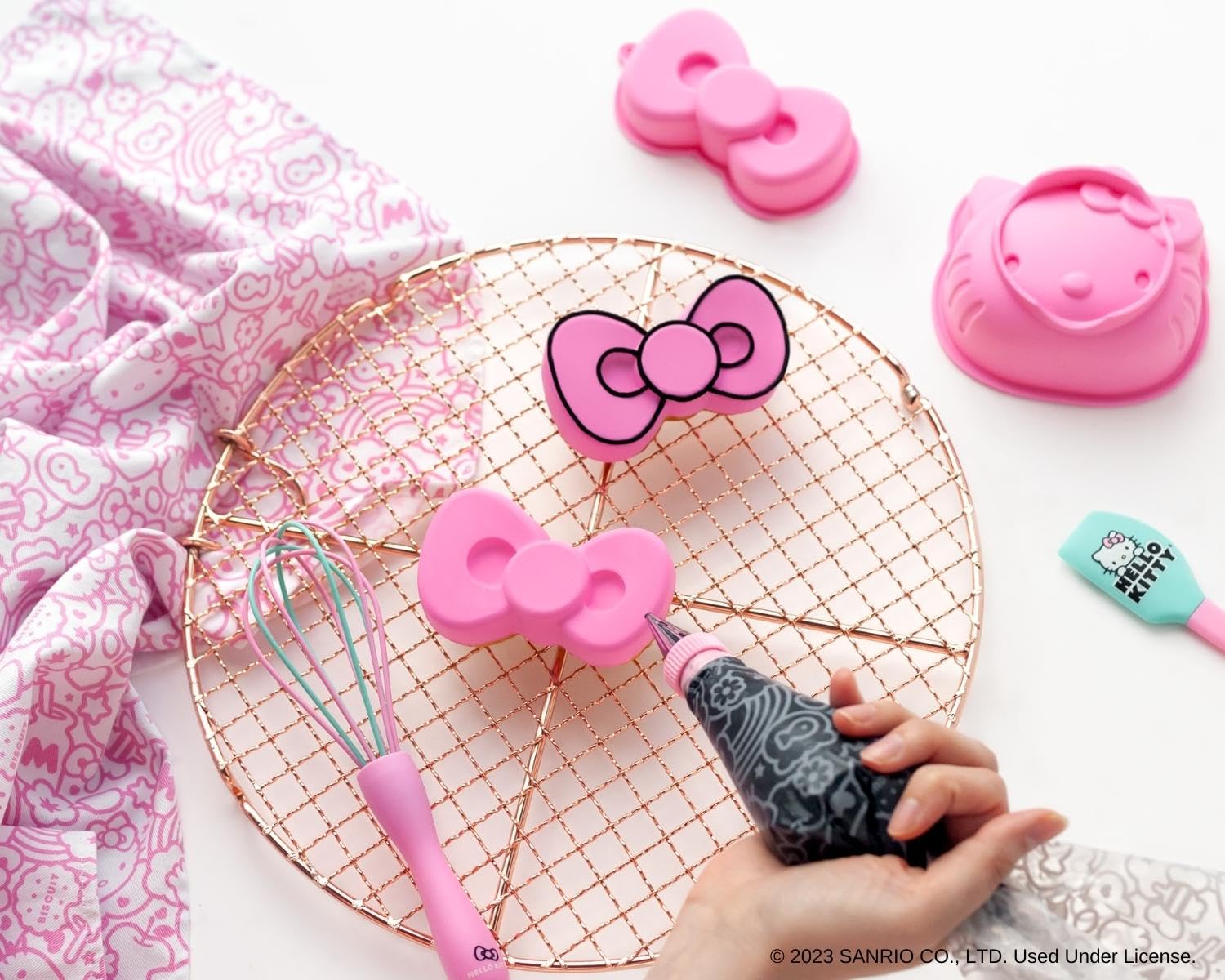 Amazon.com: Handstand Kitchen Hello Kitty Cake Baking Set with