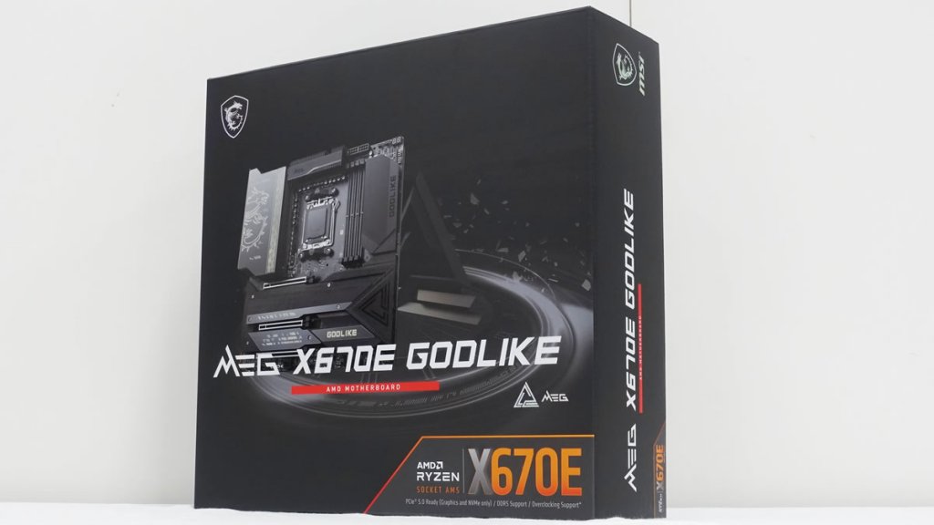タッチパネル式4.5インチ液晶搭載、Ryzen7000対応X670E搭載