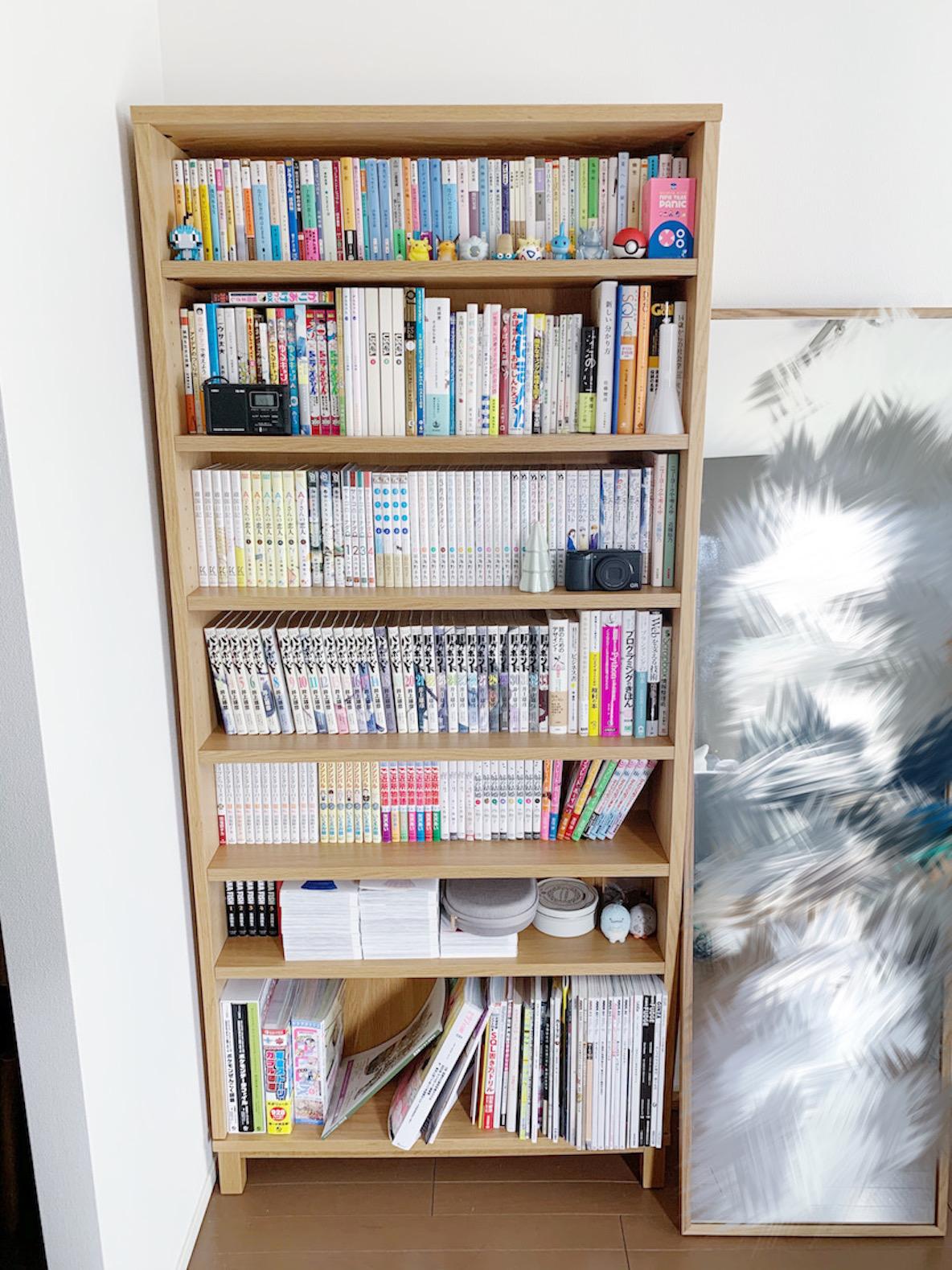 無印良品の薄型本棚で、かさばる本をすっきり。狭い部屋にも置きやすい