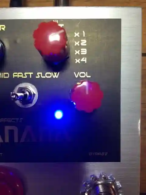 ギターシンセのような超個性的なエフェクター BANANANA EFFECTS NIRVANANA