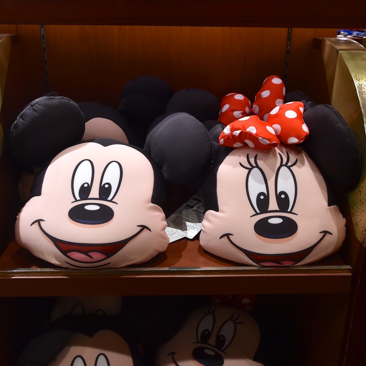 ネックピローにも変身！東京ディズニーランド「ミッキー&ミニー
