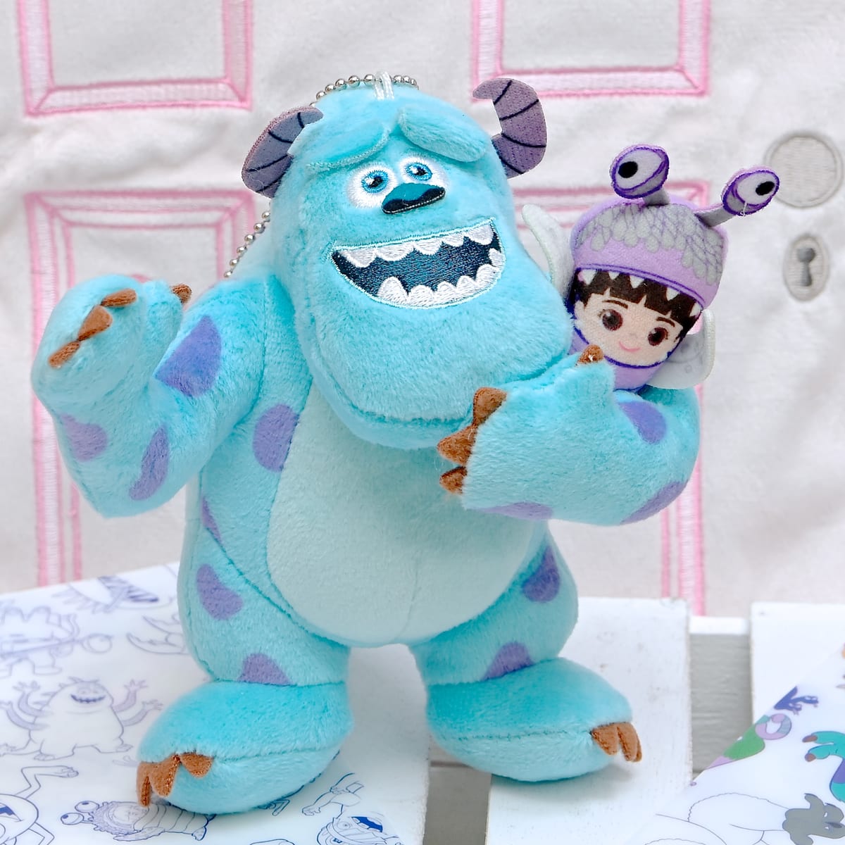 ドアを開くと、モンスターたちがサプライズ！！ディズニーストア