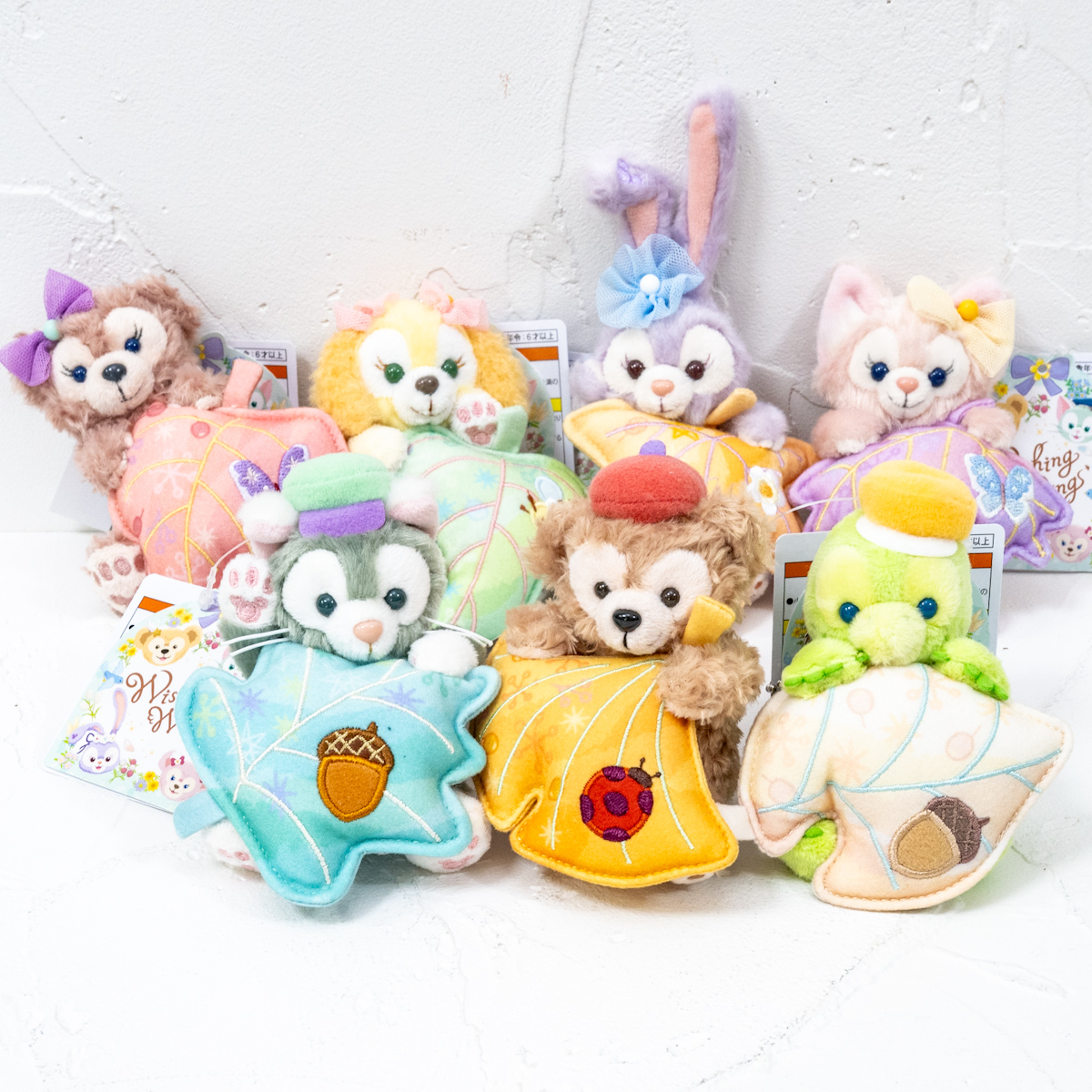 落ち葉を抱えた7人！東京ディズニーシー“ダッフィー＆フレンズの