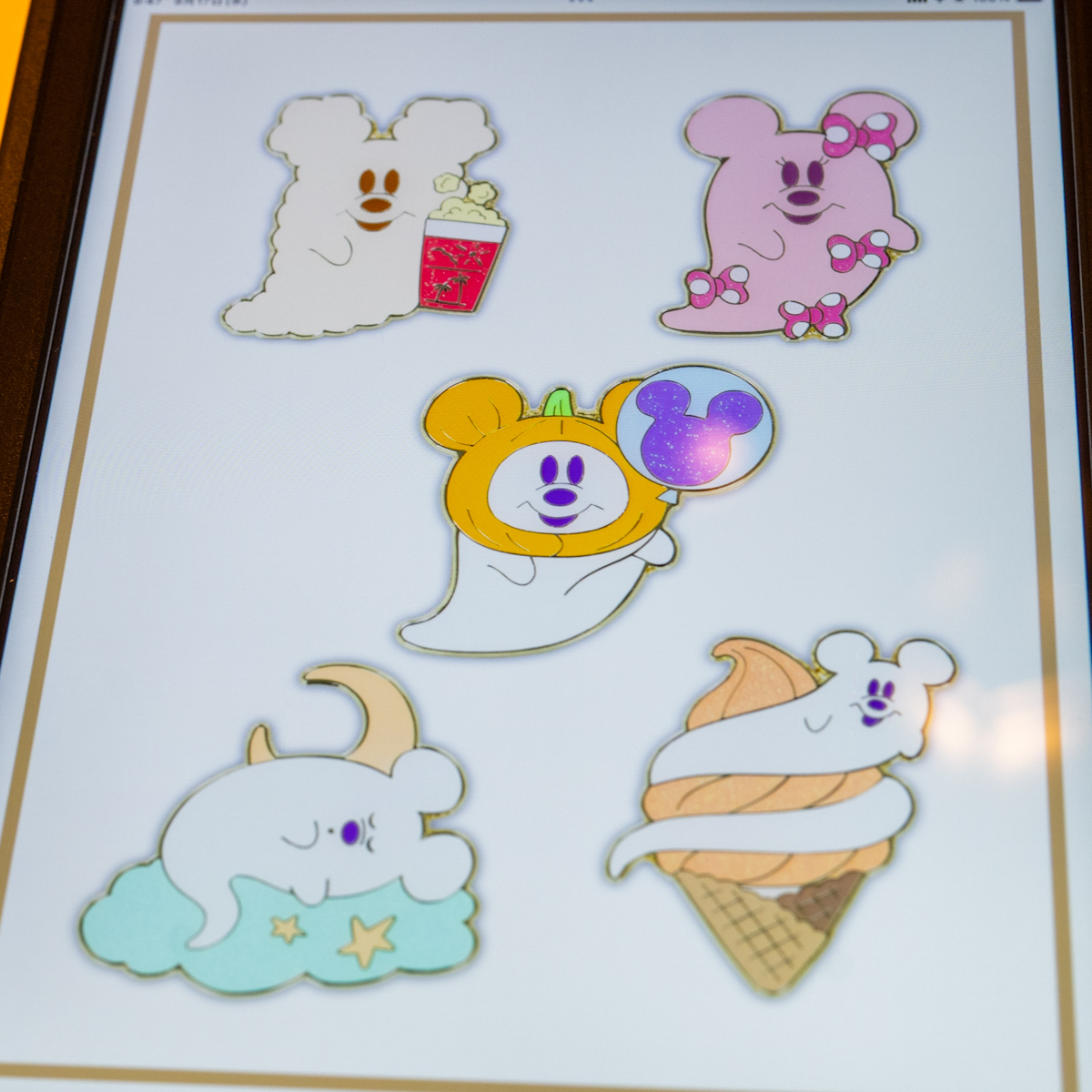 ゴーストデザインのクッションとピンバッジ！東京ディズニーランド