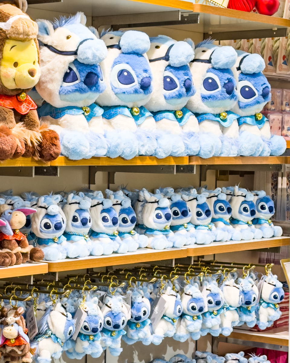 獅子舞ルックのスティッチも！ディズニーストア2026お正月グッズ -