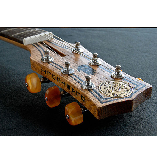 ブラストカルト弦Magic 13の什器をイメージしたギターMagic 13 Guitar