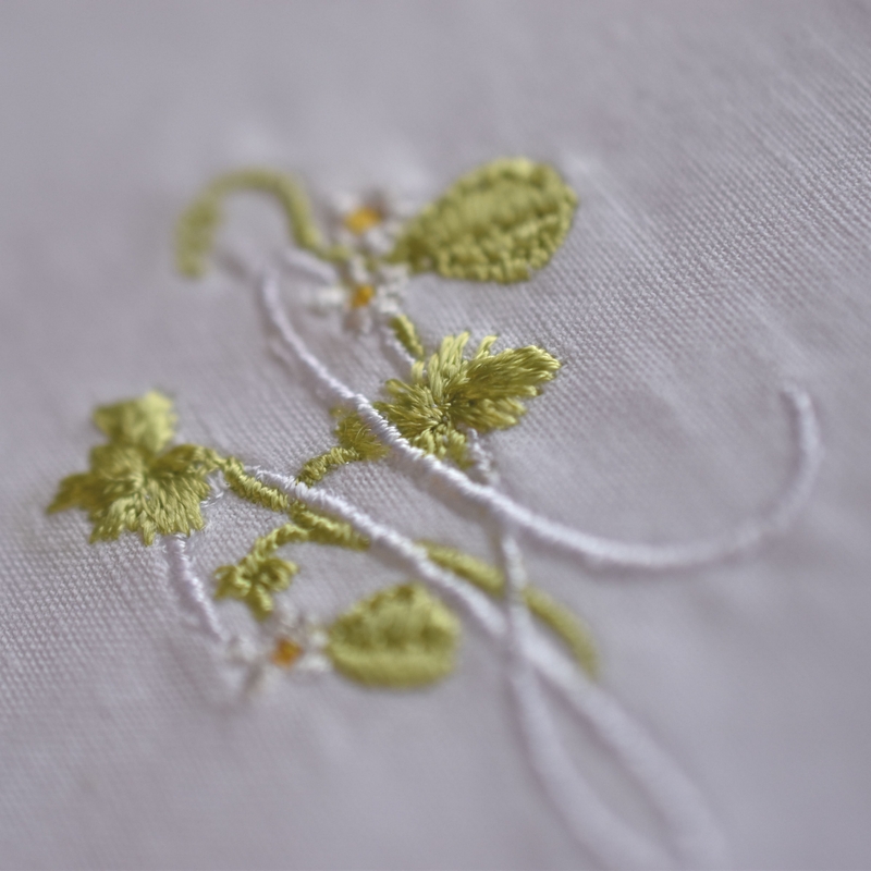イニシャル[H]フウセンカズラの花_刺繍入り白いハンカチーフ | mimi