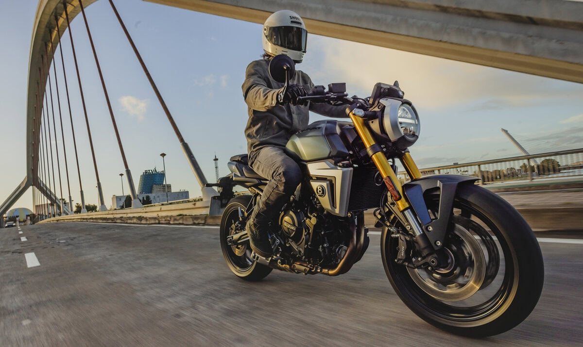 GSX-8Tmain_ph.jpg