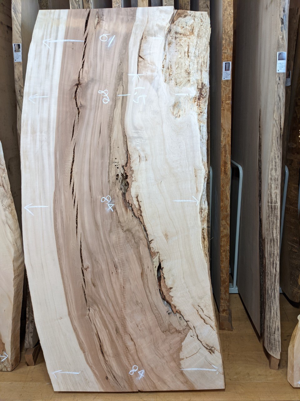 縮み杢が特徴の『栃 一枚板』 | 一枚板商品情報 | メールマガジン履歴
