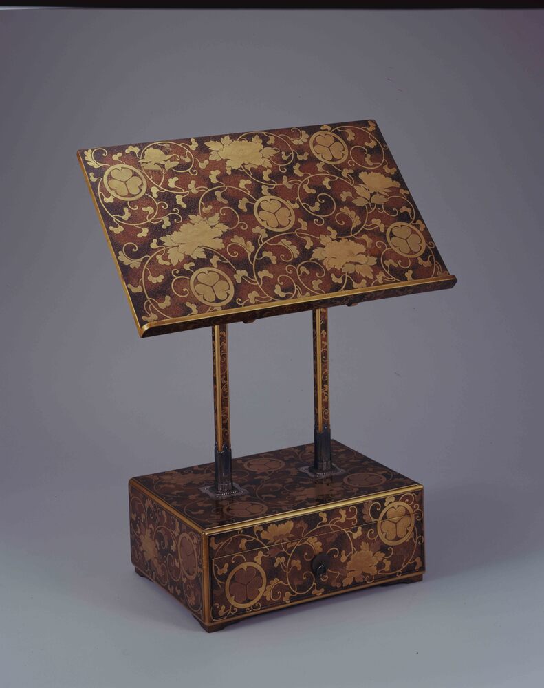 村梨子地牡丹唐草葵紋散蒔絵見台 | ToMuCo - Tokyo Museum Collection