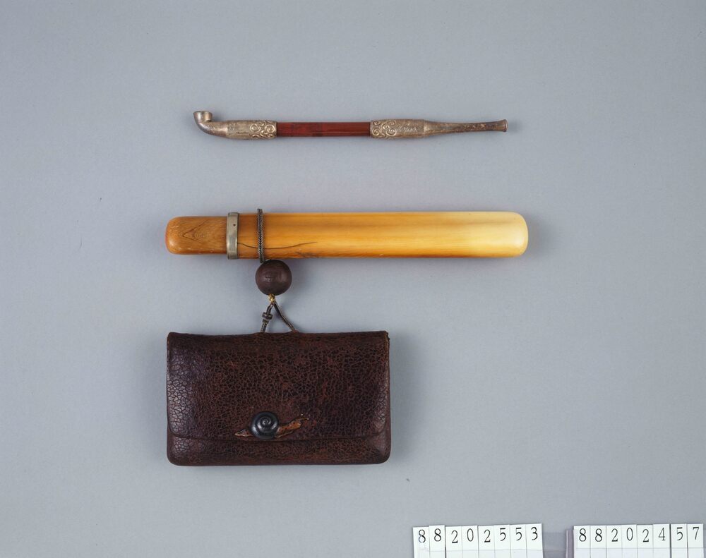 桟留革腰差したばこ入れ | ToMuCo - Tokyo Museum Collection