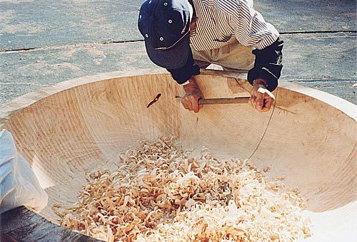 手彫りこね鉢の製造過程 | 秋山郷 本物無垢の輪切りテーブル発祥の地