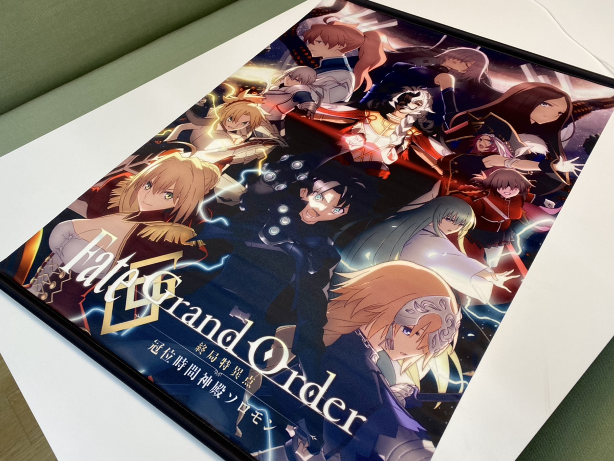 劇場グッズ情報】 ✓B2タペストリー 本作のキービジュアルを使用したB2