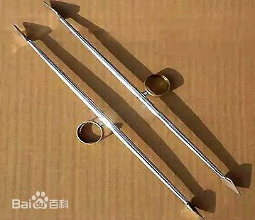 峨嵋刺】 中国の暗器の一種。紡錘形の金属棒の両端に矢尻状の刺突部が