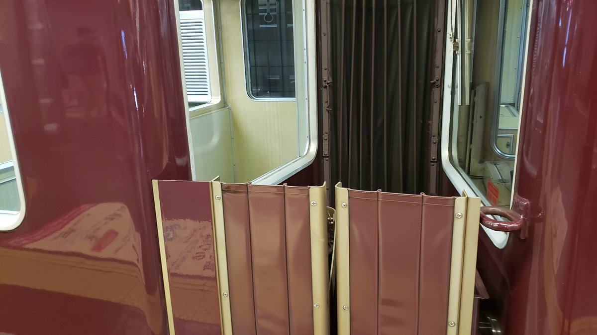 阪急京都線にて、3300系同士の連結面。片方の車両は運転台、方向幕が