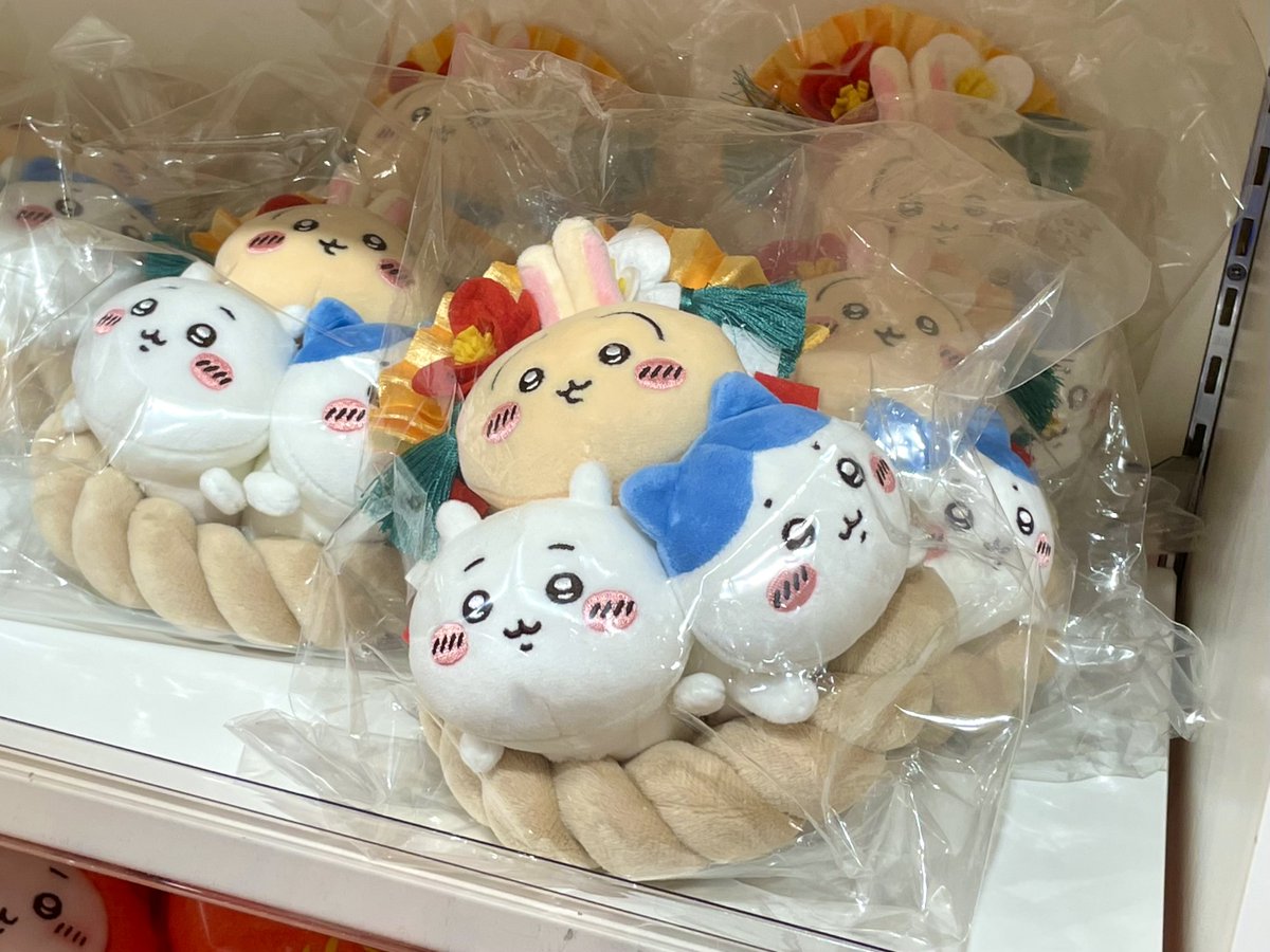 お正月の準備 『ちいかわしめ縄なぬいぐるみ 『』と 『ちいかわだるま