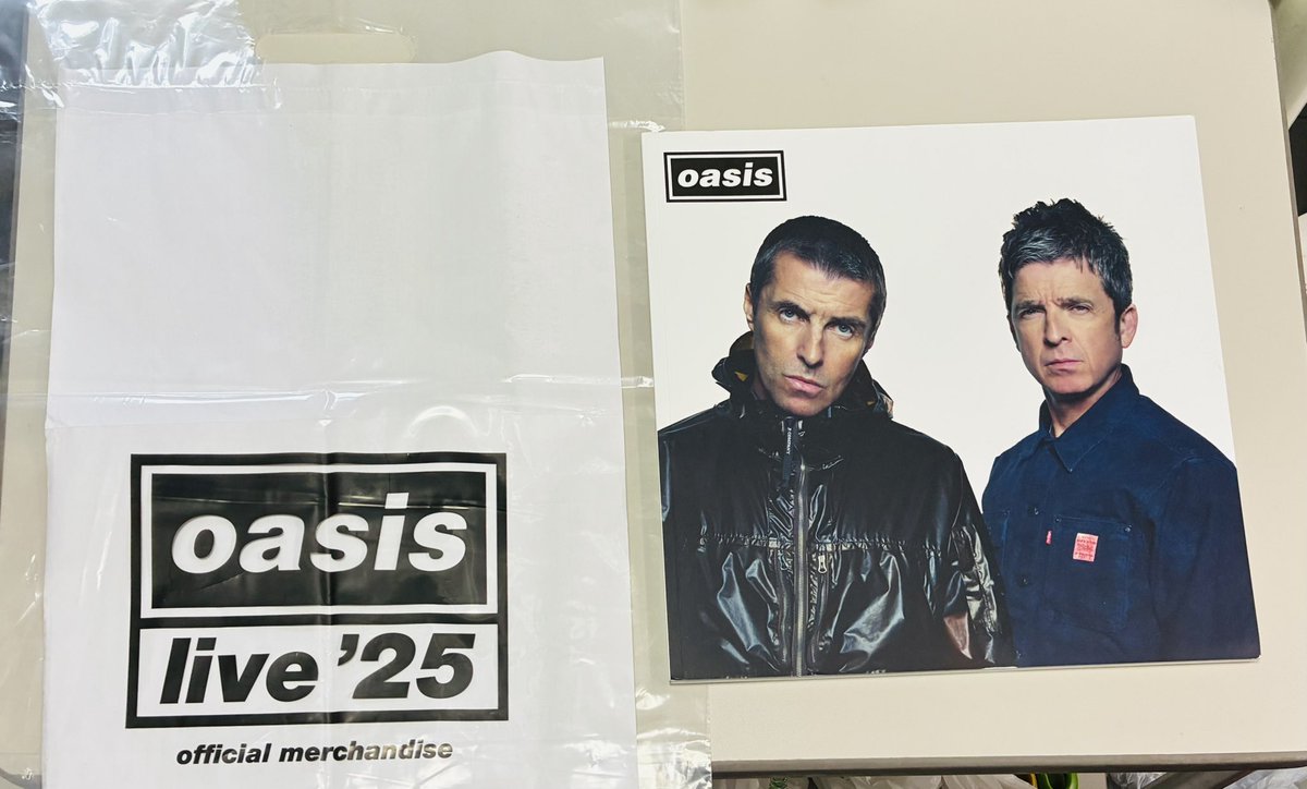 一足先にoasisのツアーパンフレットを入手しました✌️ サイズはLPと