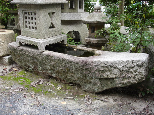 鹿苑寺一文字型手水鉢（舟型手水鉢） : 男のロマンは女の不満