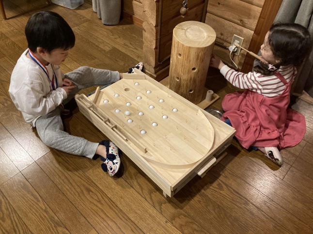 孫と遊ぼう じいじの手作りおもちゃ「ビー玉スマートボール」とボード
