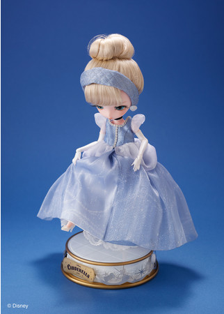 ディズニー】素敵なシンデレラドールが誕生。魔法にかけられる瞬間を