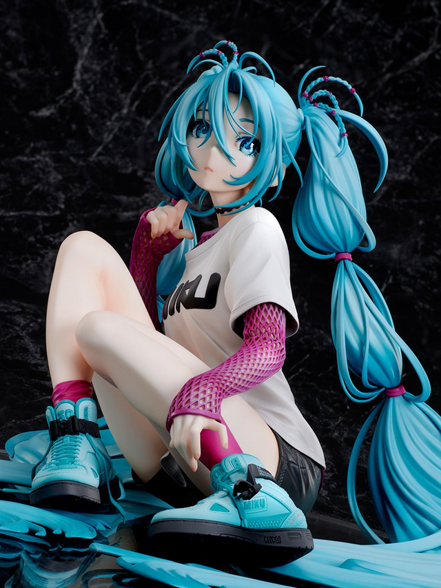 あらわになった太ももがスニーカーに映える！ 「初音ミク」×米山舞氏の