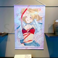 着せ恋」喜多川海夢の描き下ろしグッズがずらり！ “くじ引き堂”に等身