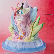 ONE PIECE FILM RED」シャンクス＆ウタが背中合わせのフィギュアに