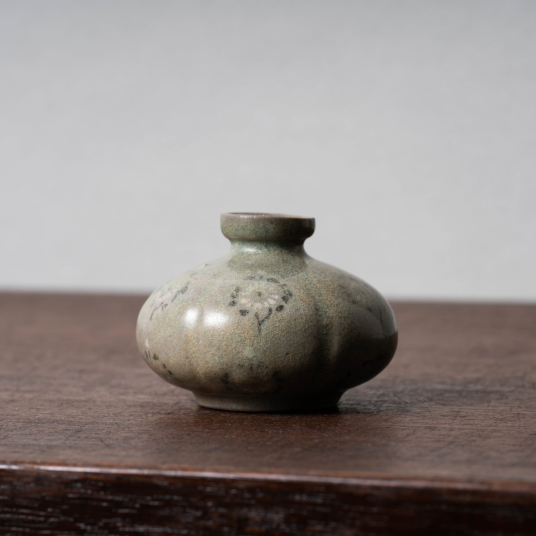 高麗 青磁象嵌菊花文油壺 – 燦禾 SANKA