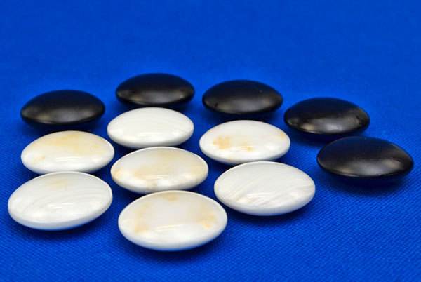 楽天市場】碁石 日向特製蛤碁石 30号 徳用 (厚み8.0mm) : 将棋囲碁専門