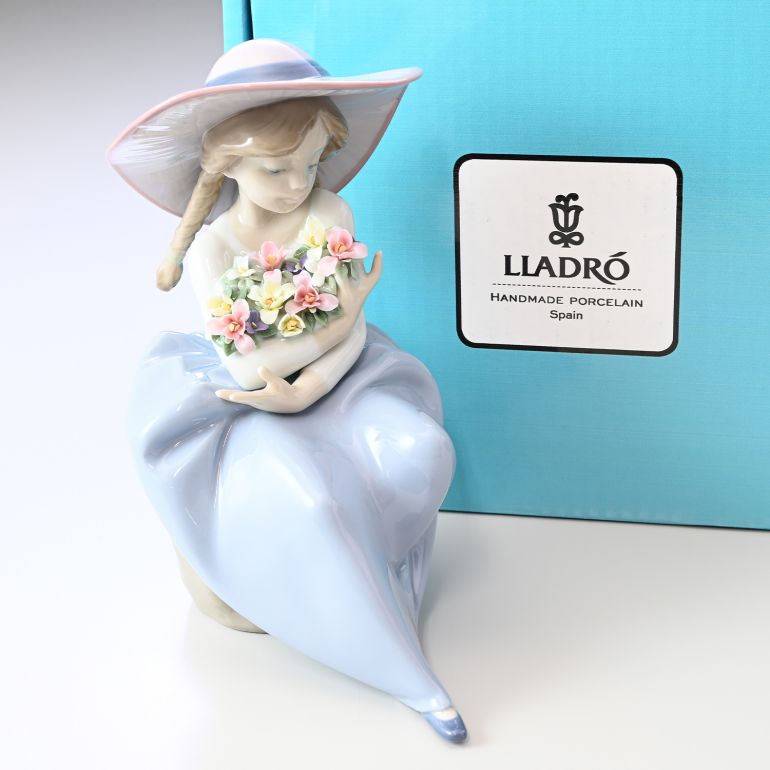 LLADRO（リヤドロ） 花の香りにつつまれて フィギュア 人形 女性