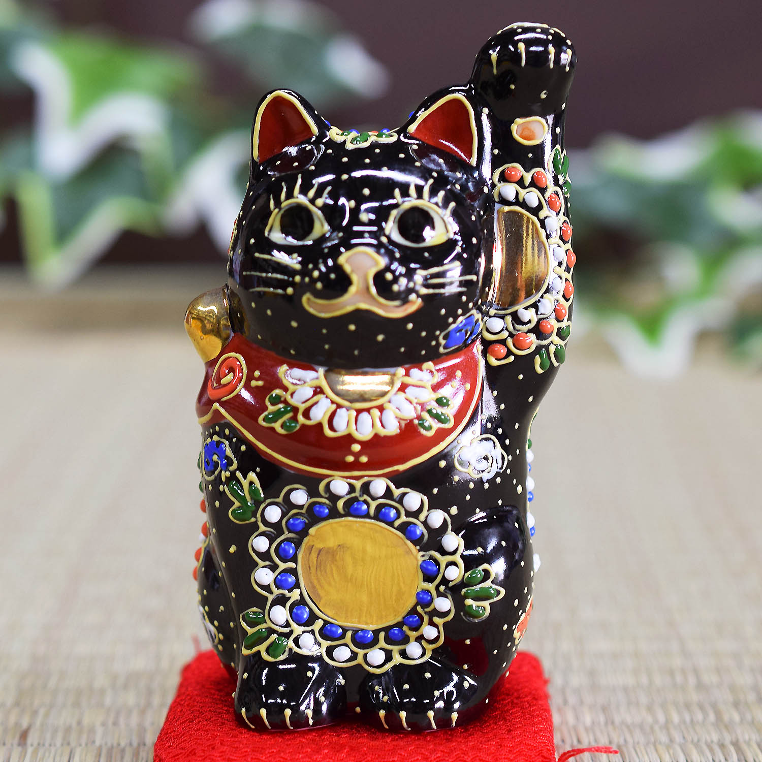 九谷焼 招き猫 置物 風水 左手 招き猫 黒盛 座布団付 : 和座倶楽部
