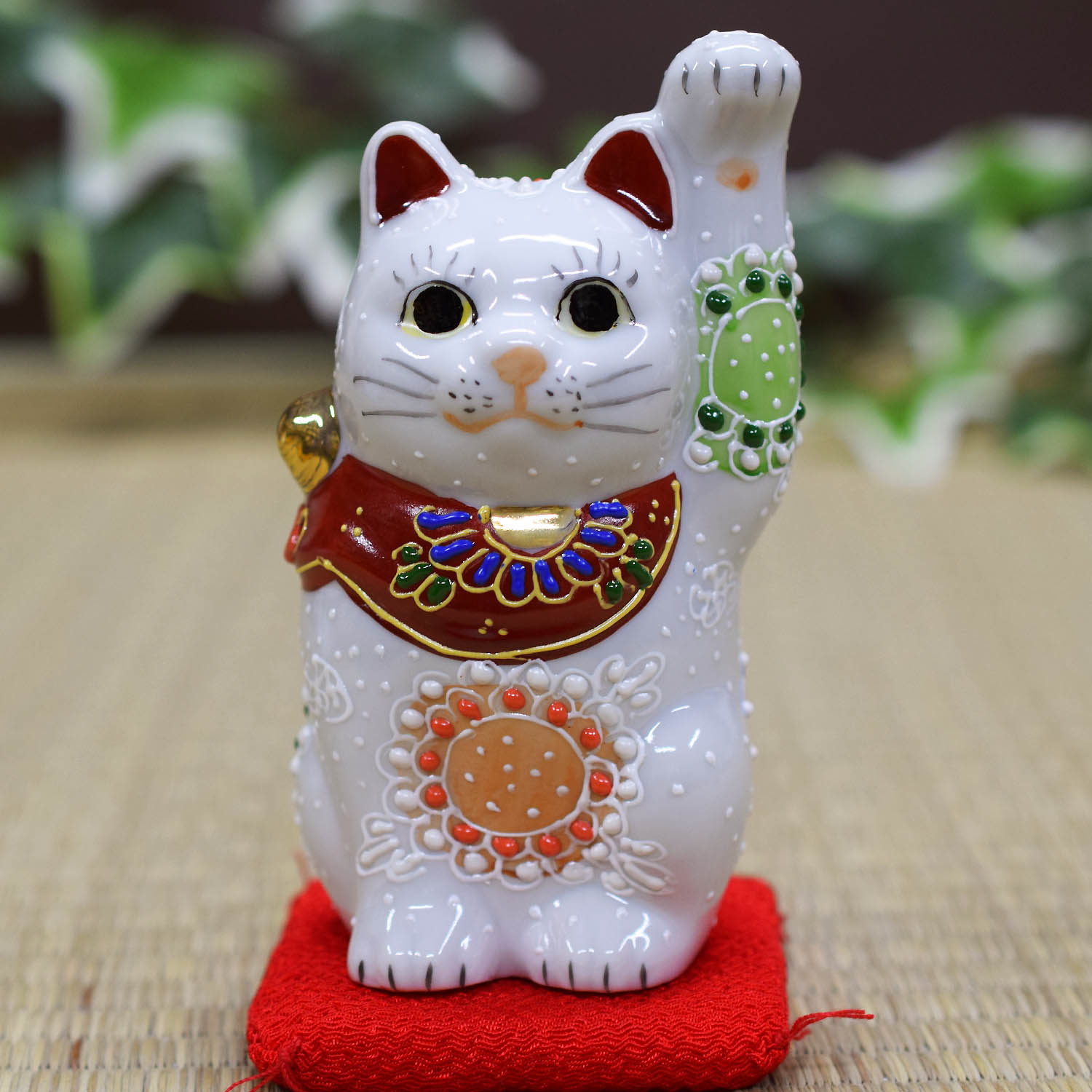 九谷焼 右手 左手 招き猫 置物 開運 招き猫 白盛 座布団付 : 和座