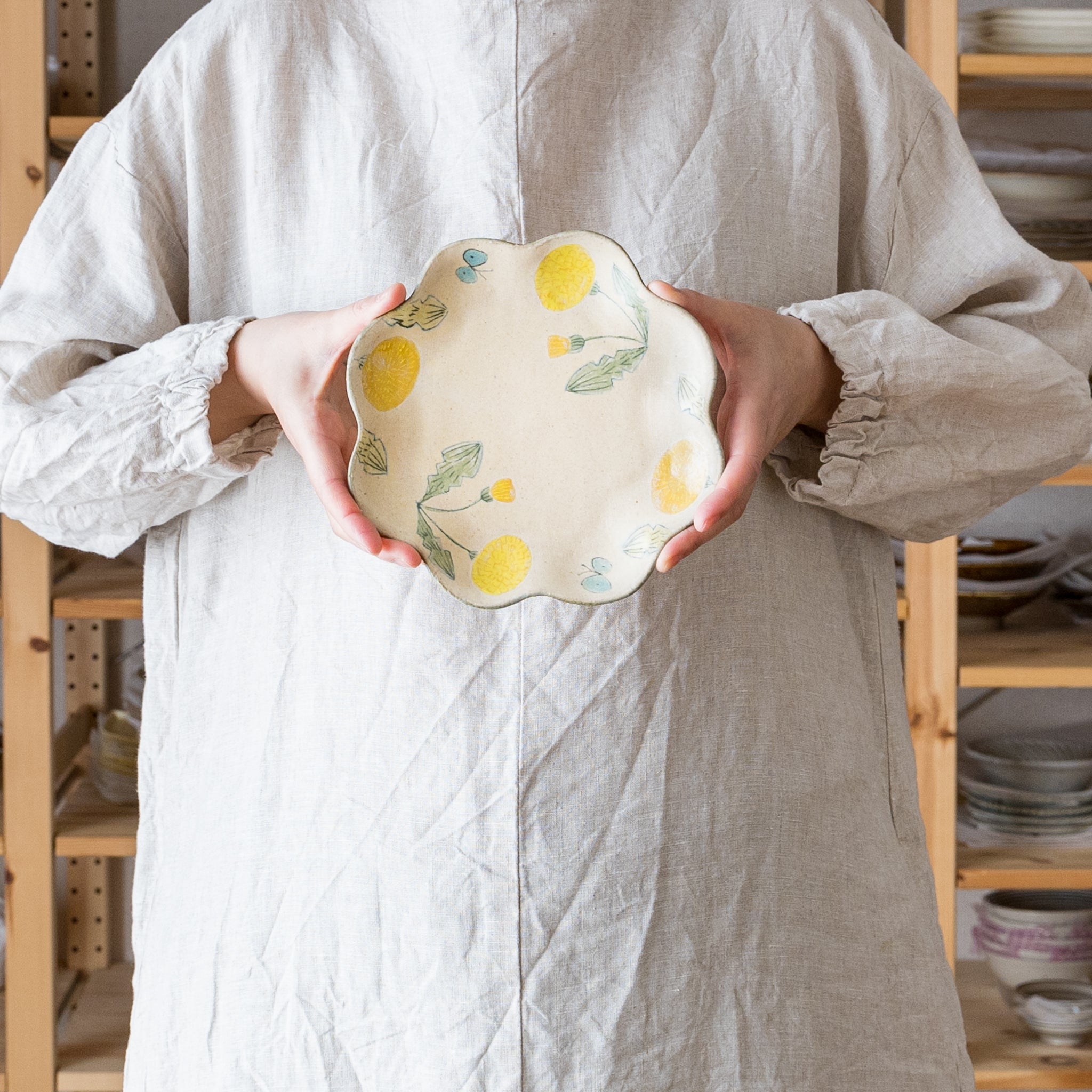 作家 森野奈津子 たんぽぽ 花型皿 中｜和食器通販 四季折折 – 四季折折