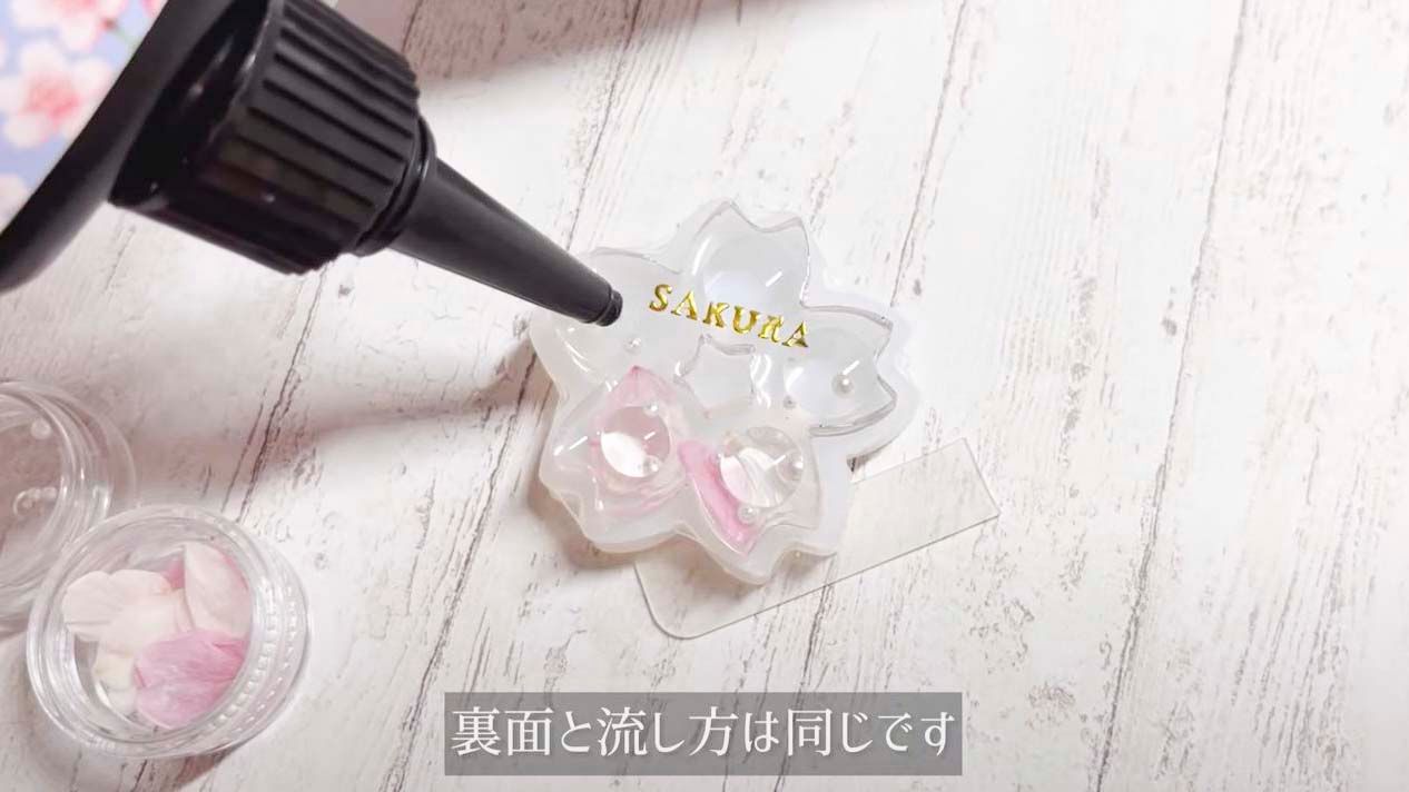 桜の花びらを閉じ込めたレジンキーホルダーの作り方/グラデージョンが