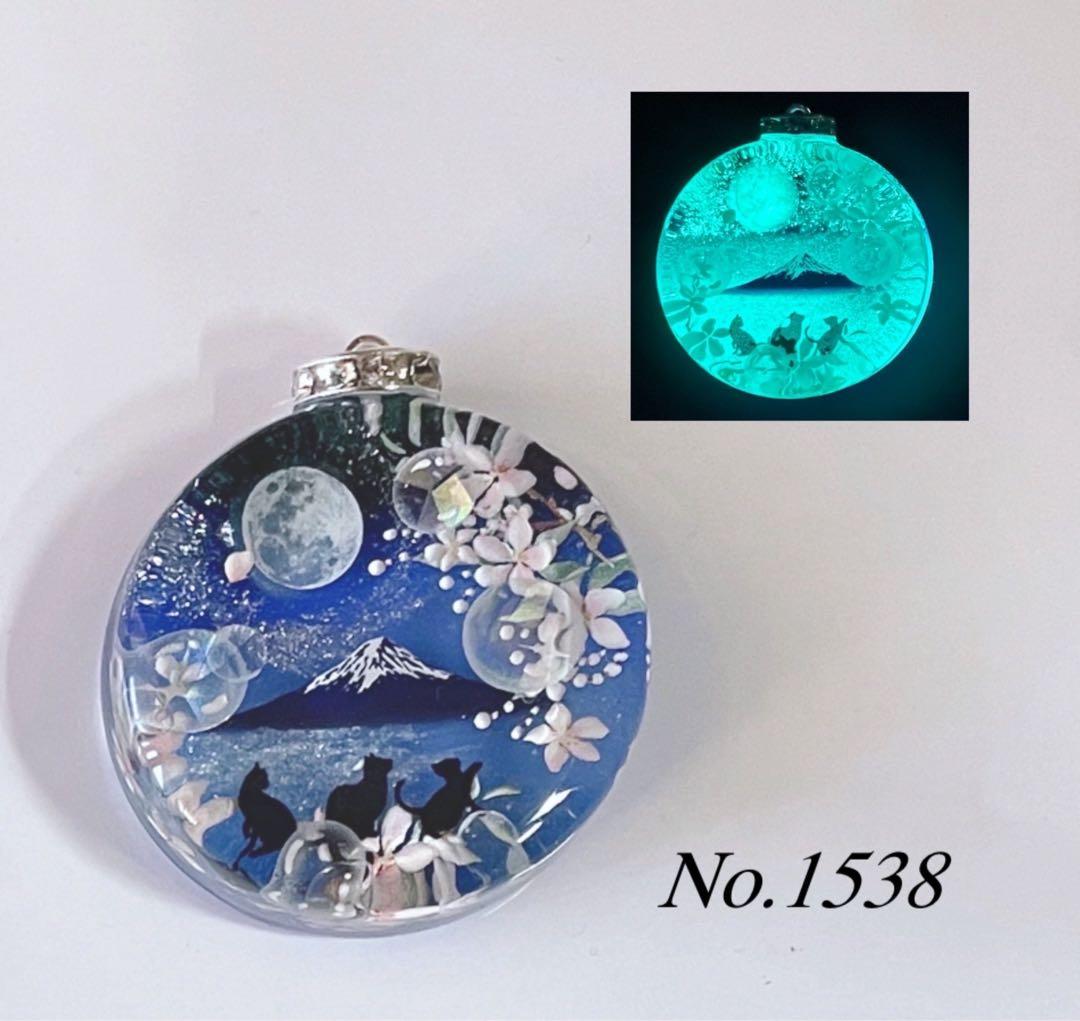 展示用/レジン/富士山と子猫達　桃の花　蓄光　オルゴナイトネックレス 猫 立体 レジン UVレジン エポキシ樹脂 アロマストーン 手作り 石鹸