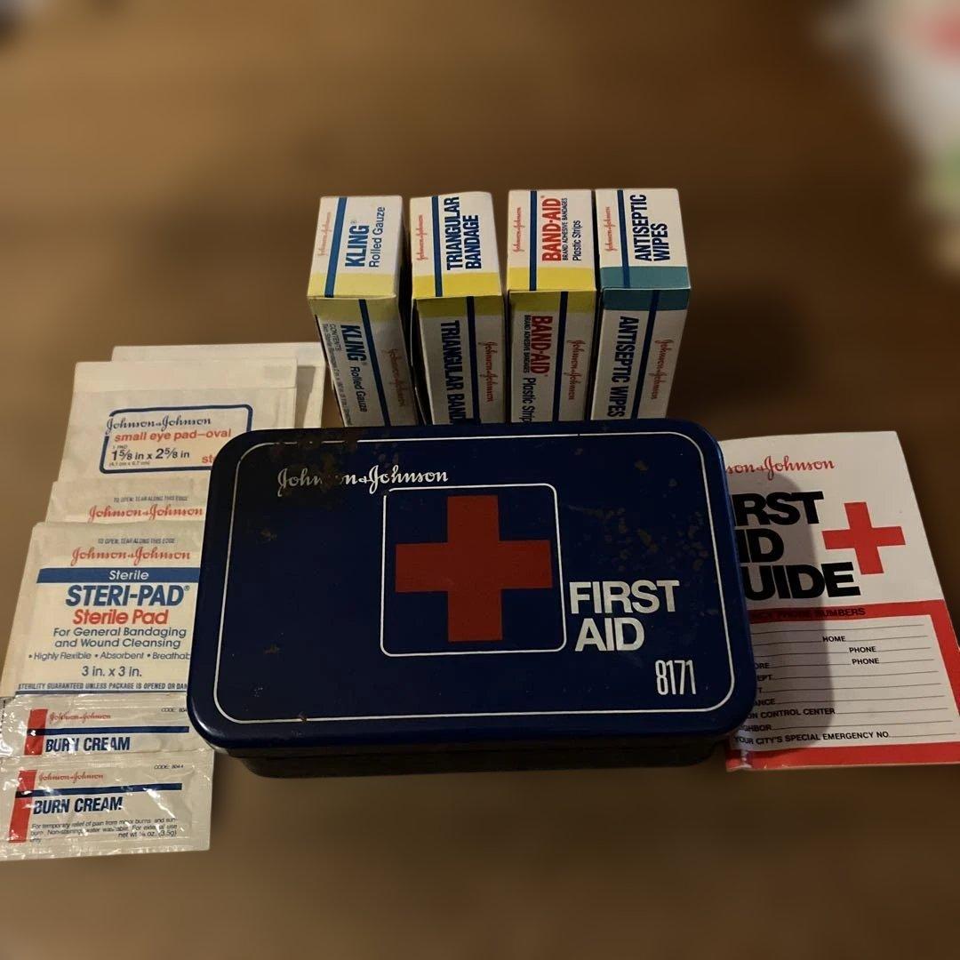 ビンテージJohnson&Johnson FIRST AID 8171 金属缶 ビンテージJohnson&Johnson FIRST AID 8171 金属缶