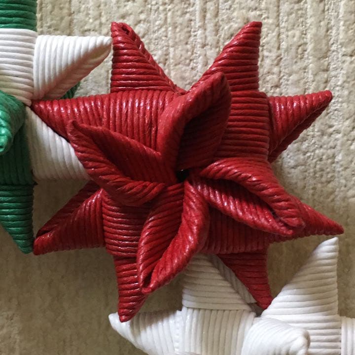 星編み立体 クリスマスリース ニス加工済み クラフトバンド - メルカリ