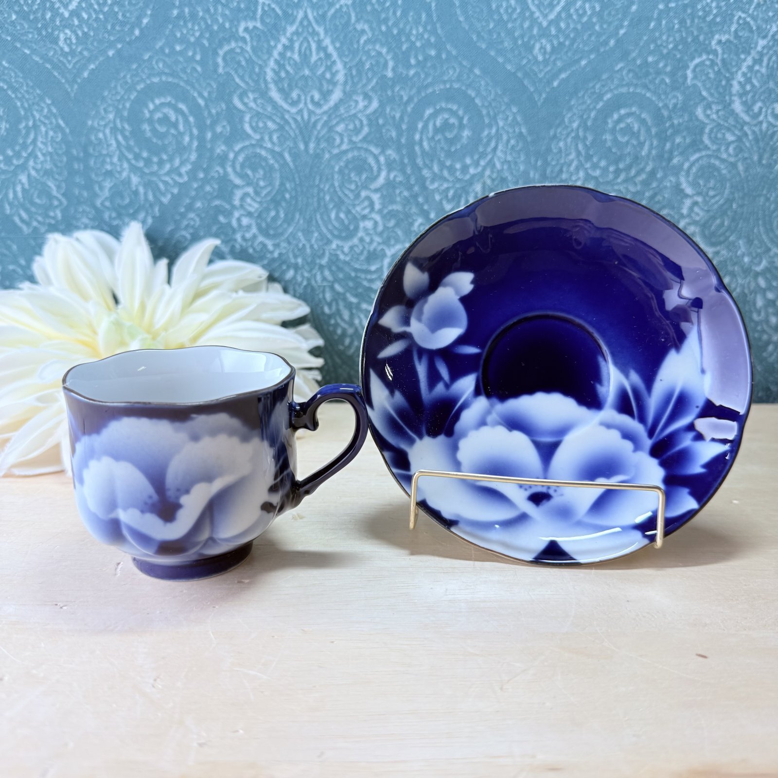 HAND SPRAY KT IN GLAZE ブルー 椿柄カップ＆ソーサー デミタスカップ